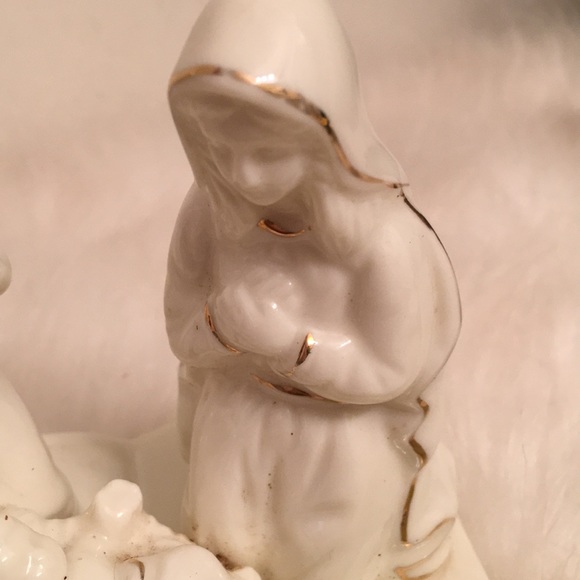 Baby Jesus with his parents on a book - Picture 4 of 7